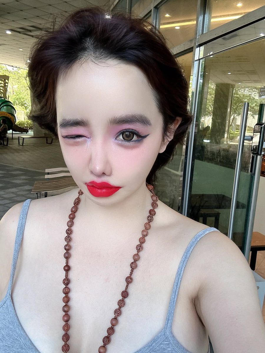 ParkBomID's tweet photo. She's looks good on new hair color and her haircut 😍🥰

#박봄 #봄 #PARKBOM #봄쉘 #BOMSHELL https://t.co/414ydQhPfi
