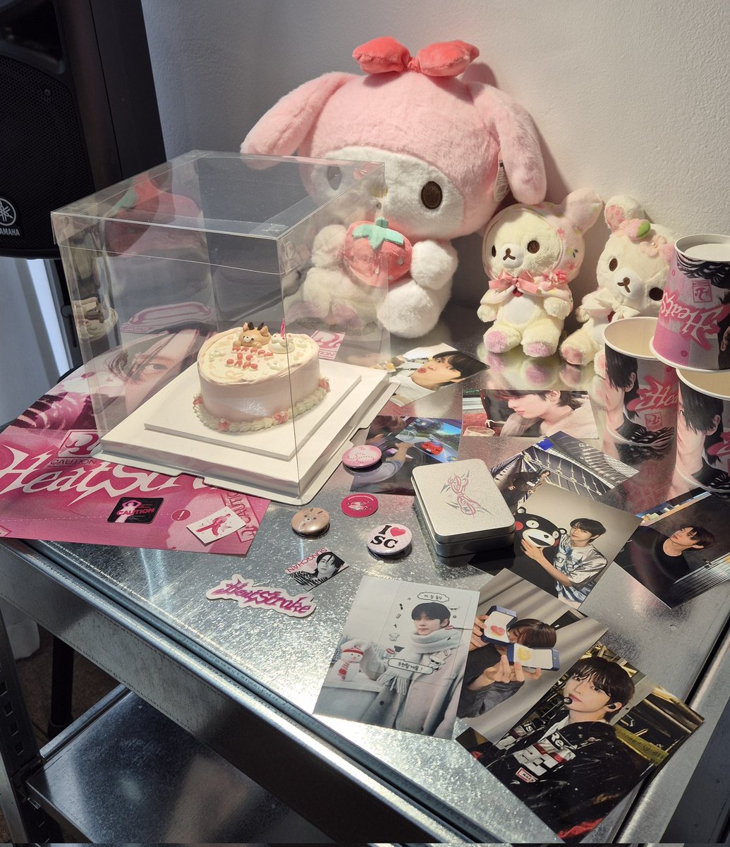 beoni0913's tweet photo. 포스터부터 기본특전까지 ㄴㅁ 이뻤어요... ㄹㅇ 럭드도 큰거 안바라고 스티커랑 포스터 생각했는데 딱 맞게 뽑아서 기분 좋게 생카투어 마무리함💕

#HeatStroke_913 
#CAUTION_HeatStroke https://t.co/sPLv4SMLFx