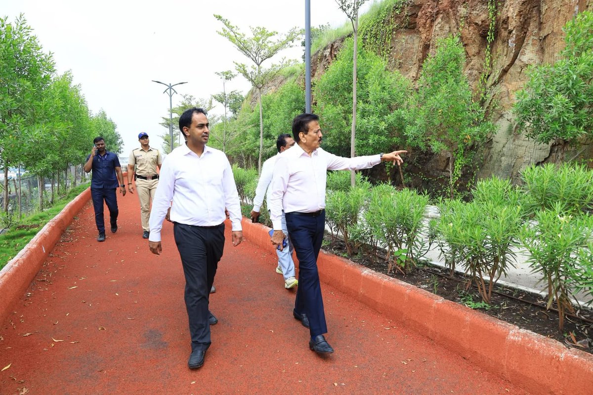 CouncilJamner's tweet photo. जामनेर शहरातील नव्याने विकसित सुसज्ज जॉगिंग ट्रॅकची आज पाहणी करण्यात आली ✅
 आरोग्यासाठी उपयुक्त उपक्रम
पाहणी प्रसंगी उपस्थित मान्यवरमा. नामदार  श्री. गिरीश महाजन, मंत्री (जलसंपदा व  आपत्ती व्यवस्थापन ),मा. जिल्हाधिकारी श्री. आयुष प्रसाद, तसेच नगरपरिषद अधिकारी,पदाधिकारी  उपस्थित. https://t.co/UjNs6XsKyU
