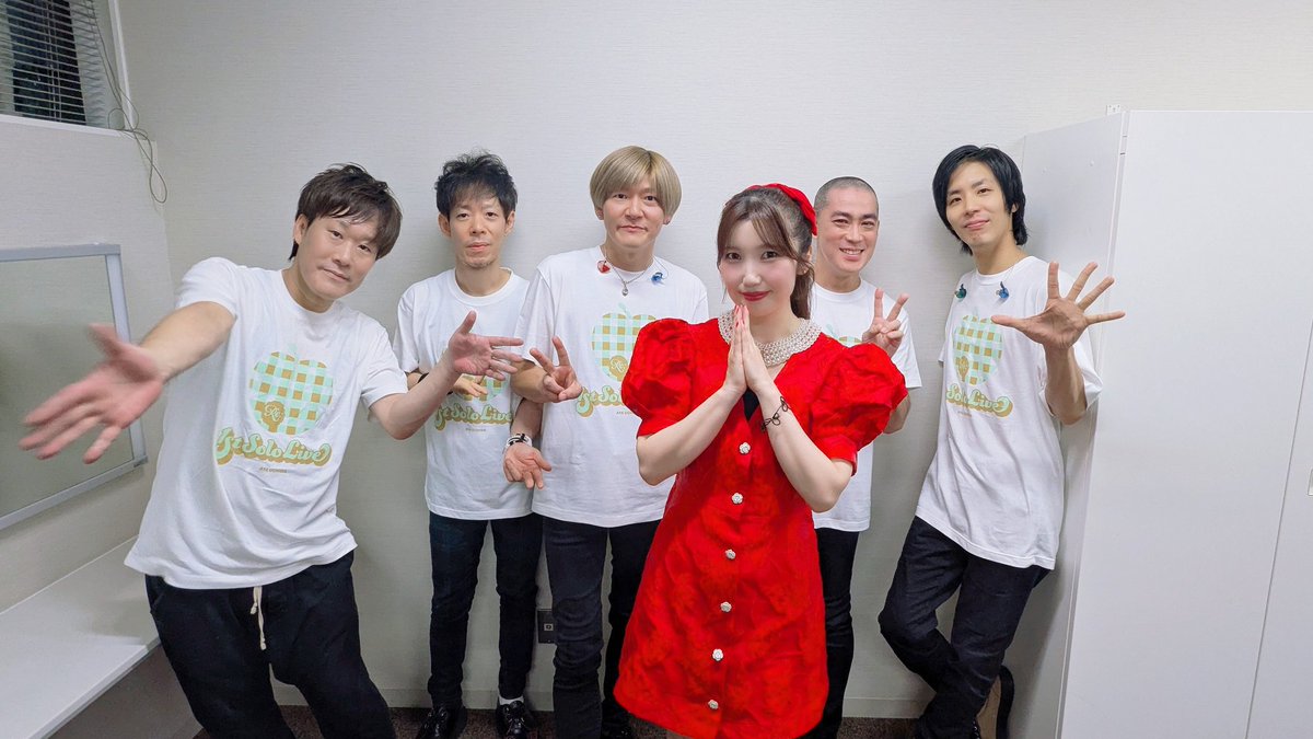 uchidaaya_staff's tweet photo. にぎやかな10周年を締めくくる、スマイルいっぱいの一日、本当に本当にサンキューでした🍏🍎

バンドメンバーの皆さんと📸

#内田彩Re1stLIVE
#内田彩RebirthdayLIVE https://t.co/2dH64keg7H