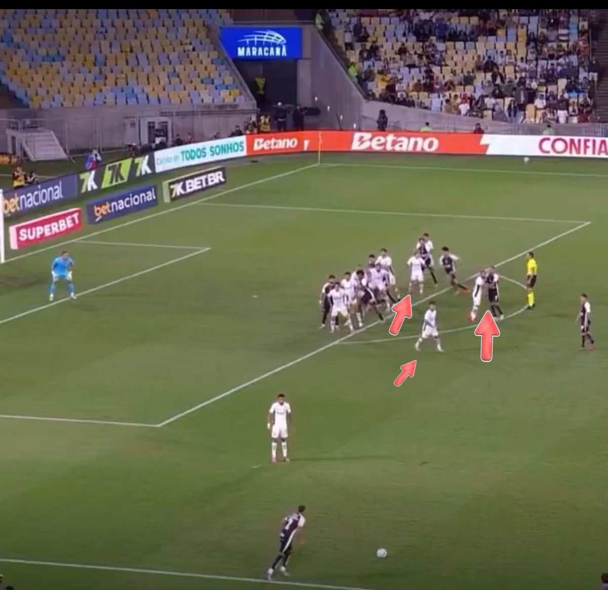 A bola área do Fluminense contra o Corinthians.
Soteldo, Acosta e Otávio em destaque.