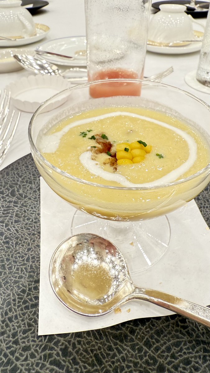 魚介のテリーヌ
色鮮やか

スプーンすくうたびに
コーンの色々な食感を
味わえたスープ

おさらがピカピカよ