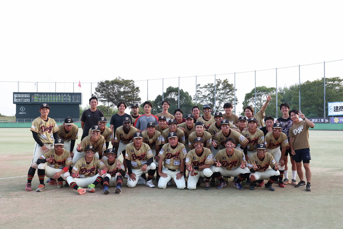 fightingdogs_dk's tweet photo. 本日の試合をもちまして、高知ファイティングドッグスの2025年シーズン公式戦全日程が終了しました。

【前期2位🥈】
17勝15敗3分

【後期3位🥉】
15勝16敗3分

優勝という目標は達成できませんでしたが、今年も沢山の方々に支えていただき、本当にありがとうございました！

心より感謝申し上げます。

高知ファイティングドッグス球団一同