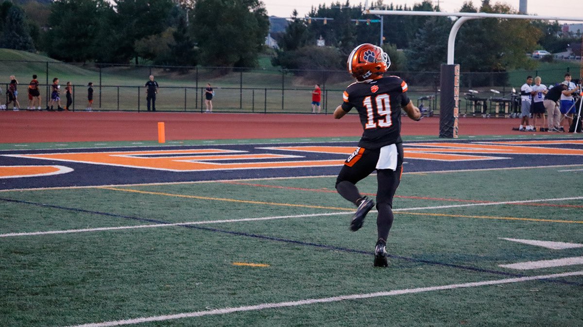DeMarcusMurray6's tweet photo. Some action pics from this past Win over Spring Grove 50-13 #TeamVictory https://t.co/01T2fgfU6l