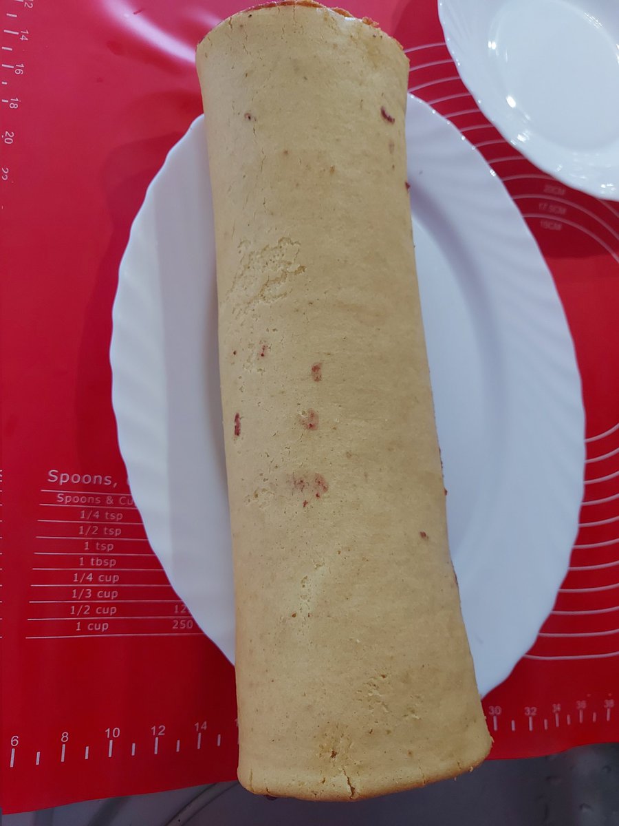 SandraS42830470's tweet image. #rollcake choco cherries walnuts cream