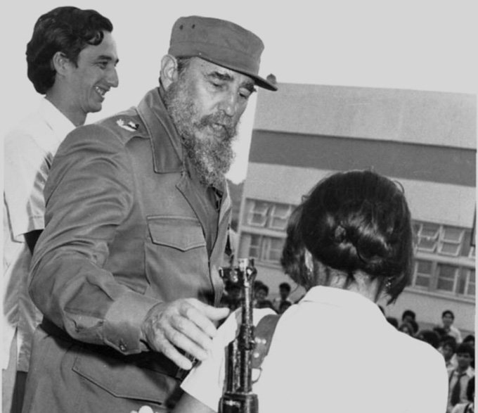 1971 #Fidel deja inaugurado el seminternado de primaria Héroe de Yaguajay, de Meneses. Al recorrerla expone: “¡No se les habrá ido la mano a los constructores!”;  a seguidas comentó: “No, la escuela que prometió Camilo tiene que ser así”. 
#100AñosConFidel