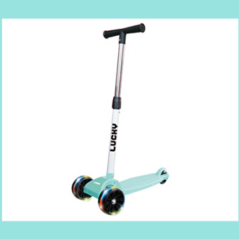 コンパクトに折りたたみできちゃう！ 『LUCKYキッズスクーター』が登場