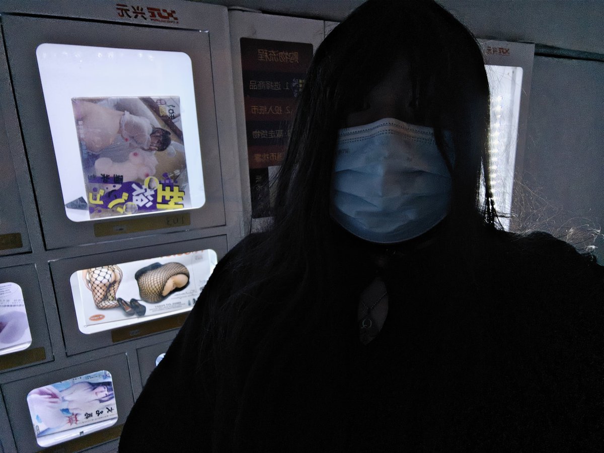 sissy_bbc_only's tweet photo. 塞着假尾巴去情趣用品店，看到外面有流浪狗，就趴在地上朝外面摇尾巴，因为狗叫，就一抬头，发现摄像头全拍下来了。来了性致，就想去公园的男厕，然后碰到一个男的，非说给我拍照，有点突兀，就跑开了，后面后悔回去找了两边，碰到的时候让我过去给他摸摸，我就趴着过去，他摸了摸我的头，拉下了裤子 https://t.co/nTcyYnjm3C
