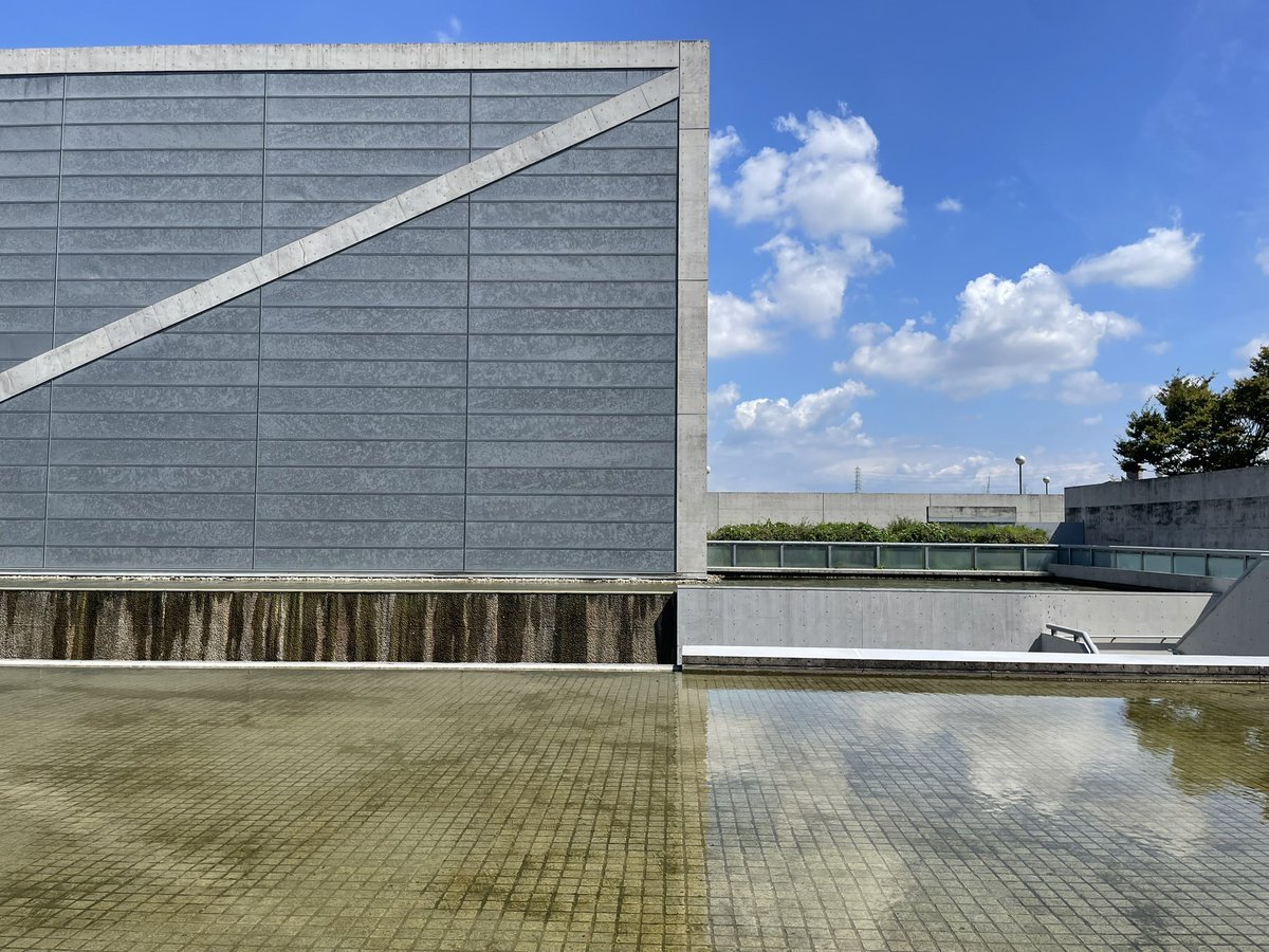 kmngr's tweet image. 大阪府立狭山池博物館(2001 安藤忠雄)ここ本当にすごい この巨大なモノリスの中にそのままバカでかい堤防の断面を移築してるんだよ ヤバすぎる