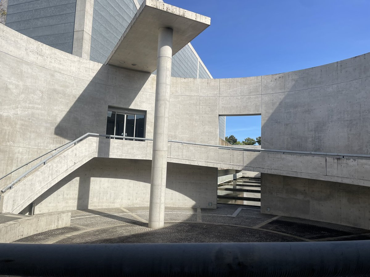 kmngr's tweet image. 大阪府立狭山池博物館(2001 安藤忠雄)ここ本当にすごい この巨大なモノリスの中にそのままバカでかい堤防の断面を移築してるんだよ ヤバすぎる