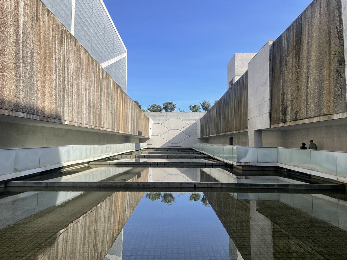 kmngr's tweet image. 大阪府立狭山池博物館(2001 安藤忠雄)ここ本当にすごい この巨大なモノリスの中にそのままバカでかい堤防の断面を移築してるんだよ ヤバすぎる