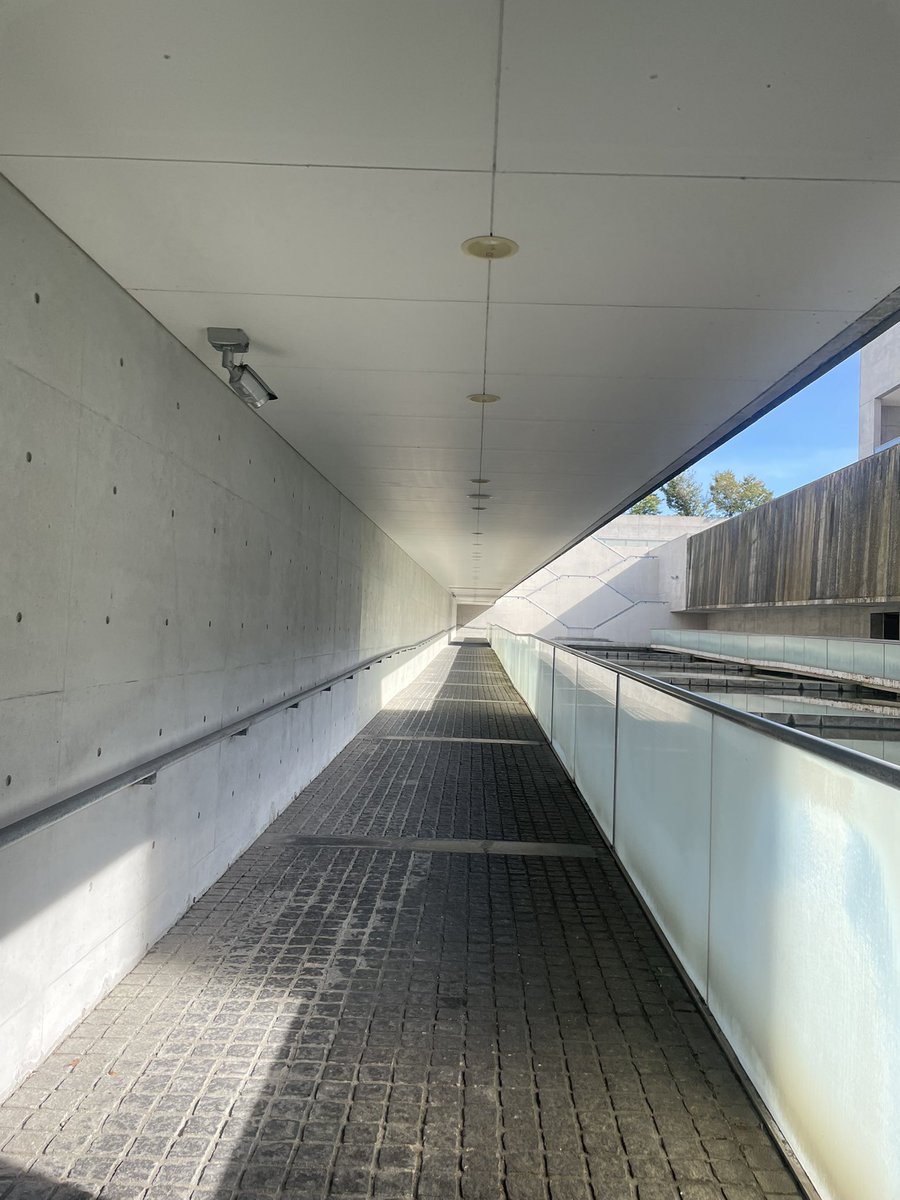 kmngr's tweet image. 大阪府立狭山池博物館(2001 安藤忠雄)ここ本当にすごい この巨大なモノリスの中にそのままバカでかい堤防の断面を移築してるんだよ ヤバすぎる