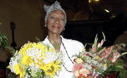 🇨🇺Lamentamos fallecimiento de una de las más grandes exponentes del folclor cubano, la querida Zenaida Armenteros. Llegue a su familia, amigos y compañeros del Conjunto Folklórico Nacional las más sentidas condolencias.
#MujeresEnRevolución