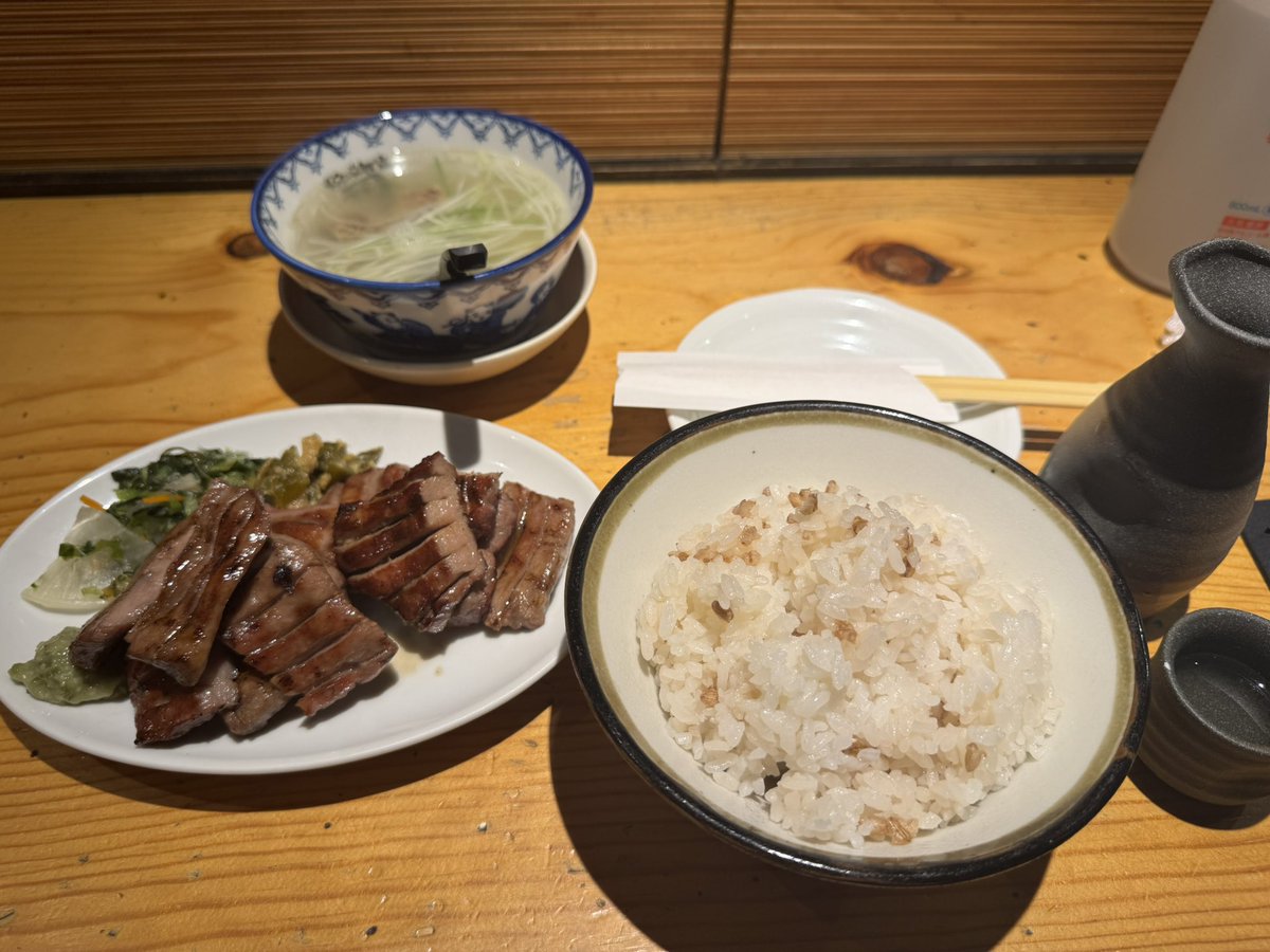仙台到着からの牛タン！
友人に勧めてもらいここに来たけど、もう仙台に寄った価値達成したわ

明日は、ひょうたん揚げから笹かまからの仙台朝市からの善次郎チャレンジ
maps.app.goo.gl/cnW5j2aGm2r6gA…