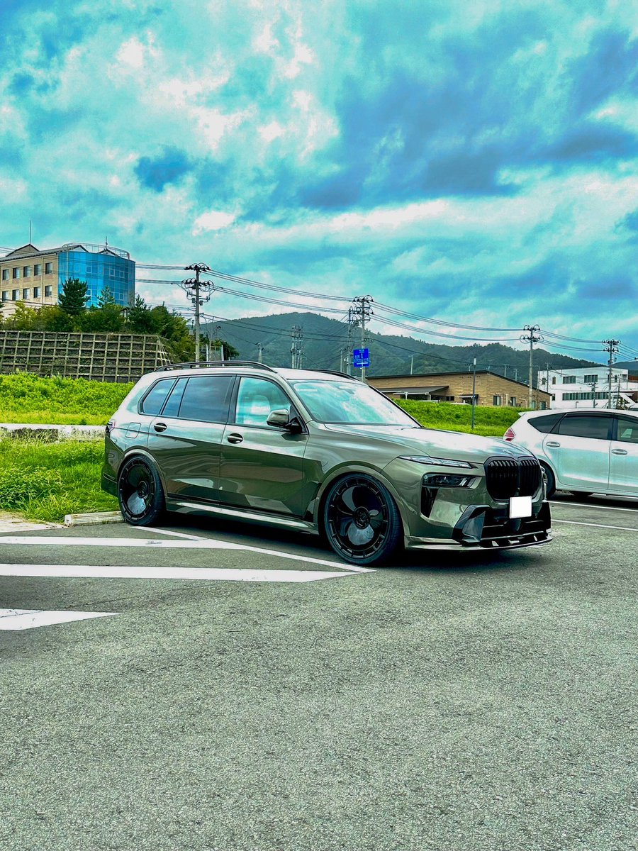 chitamaru4's tweet photo. BMW X7 40d M sport

一泊二日で、東京から約５時間掛け、宮城県の金華山黄金山神社に行ってきました。
往復約10時間です。
神社等に特別な感情は無く、完全に妻の趣味です🥸
でも、ハンドルを握るのが好きなので、道中ノンストレス🤨
ウルス、X7、どちらで行くか迷ってX7に！
X7で初遠出🥳
フロントガラス、フロント周りがとんでもなく虫だらけ〜。
明日、洗車してもらお。

でも、ちと心配してたリヤタイヤ。
335で25扁平だったけど何も問題無し‼︎

抜群の高速安定性で全然疲れない。
眠くもならなかった。

ガソリン満タンで行って約半分の消費。
燃費イイね‼︎
何よりガソリンスタンドに行く頻度が減るのが1番嬉しい。

写真は女川港で、出港前にパシャリ📷
毎度、用を済ませて帰ってくる度、惚れ惚れする🤩