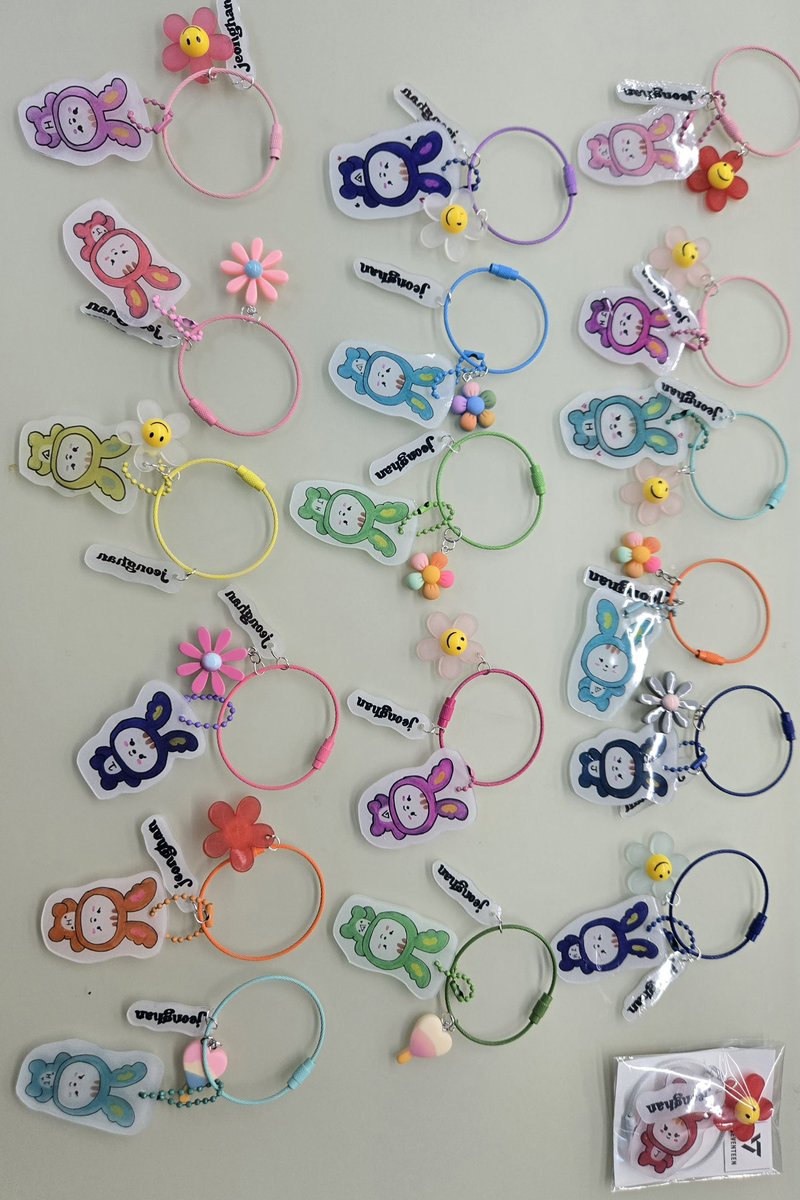 250915 #jeonghan 🌟

😇 ta-da!! the event really wasn’t much but i’ll tell youㅎㅎ
when we have concerts, i heard carats give out goodies/freebies in front of the venue so i wanted to give something to carats too.
so i made toram keyrings and gave out about 20ㅋㅋㅋㅋ it took a