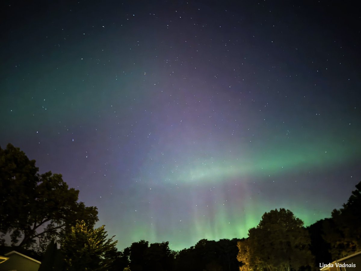 seetseet's tweet photo. @Mark_Baden @LindseySlater_tv 
Some of the Northern lights I saw in West Bend last night!  I enjoy seeing them every time.  Unfortunately I did not see any meteors. https://t.co/RIzDD1rhAt