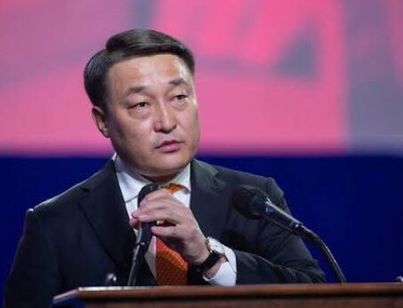 Гөлчгий царайлчаад энэ лалрын хулгайч сүүлийн хэдэн өдөр үхсэндээ цөм бүлтрээд байгаа золбин ШЭЭС вэ фистаа❗️❗️❗️

Хулгай болгонд гараа том дүрж явдаг энэ аалзны хуруунуудыг огтлоод хамрын нүх рүү нь чихэж алсан ч багадахаар нүгэлтэй ХҮҮР дээ❗️❗️❗️