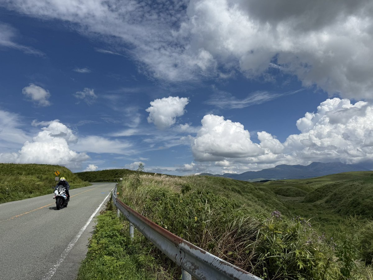 阿蘇で居残り撮影😅
レースあるある。雨の決勝翌日の月曜日は晴れ☀️まさにその通り‼️サイコーの天気でした☀️☀️
モデルは青木nobさん😊