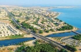 atiyazahrani's tweet photo. أزمة الإسكان في الجبيل الصناعية تتطلب حلولاً عاجلة
@RCJY_Jubail 
مناشدة لمعالي الوزيرين ماجد الحقيل وبندر الخريف لتشكيل لجنة عليا مستقلة

تشهد مدينة الجبيل الصناعية أزمة سكنية خانقة تتفاقم يوماً بعد يوم، في ظل تزايد الطلب على الوحدات السكنية مقابل محدودية المعروض وارتفاع الأسعار بشكل غير مبرر. 
ورغم أن ملكية الأراضي في المدينة تعود إلى الهيئة الملكية بالجبيل، إلا أن السياسات الحالية في إدارتها لم تحقق التوازن المطلوب بين العرض والطلب، مما انعكس بشكل مباشر على واقع الإسكان.

قامت شركة جبين التابعة للهيئة الملكية @JabeenSa 
باستدعاء شركتين للتطوير العقاري والبيع على الخارطة، محددةً قيمة المتر بـ750 ريالاً  للأرض يودع مباشرة في حساب الشركة. ورغم أن هذه الخطوة هدفت إلى تنظيم عمليات التطوير، إلا أن حصر المنافسة في نطاق ضيق انعكس على ارتفاع تكاليف البناء وزيادة الأعباء على المستفيدين. كما أظهرت التقارير الرسمية ضعف الإقبال، ما استدعى تمديد فترة البيع شهراً إضافياً.

وقد طُرحت هذه الإشكالات على معالي رئيس الهيئة الملكية م. خالد السالم@khmosa00 
حيث طُلب تقديمها مكتوبة، إلا أن الرد الذي وصل لاحقاً اكتفى بالاعتذار دون تقديم توضيحات. الأمر الذي يفتح الباب أمام الحاجة إلى شفافية أكبر في معالجة ملف الإسكان، يتوافق مع رؤية 2030، وإيضاح الرؤية المستقبلية للرأي العام والمستفيدين.

من هنا، تبدو الحاجة ماسة إلى تدخل لجنة محايدة خارج الهيئة الملكية لإعادة تقييم السياسات السكنية، ودراسة أفضل السبل لاستثمار الأراضي الشاسعة التابعة للهيئة بما يحفّز على تحريك السوق العقاري، وخفض الأسعار، وتوسيع الخيارات السكنية.

ختاماً؛
إن مستقبل الإسكان في الجبيل الصناعية يحتاج إلى قرارات واضحة وشفافة، تبدأ من تبني سياسة خاصة للأراضي غير المطوّرة، وتمتد إلى فتح باب المنافسة وتوسيع نطاق البرامج الإسكانية بما يحقق العدالة الاجتماعية ويحفظ الاستقرار وعدم ترك الأراضي خام ومن هذا المنطلق، تتجدد المناشدة لمعالي وزير الشؤون البلدية والقروية والإسكان ماجد بن عبدالله الحقيل (@majedhogail)، ومعالي وزير الصناعة والثروة المعدنية، رئيس مجلس إدارة الهيئة الملكية للجبيل وينبع بندر بن إبراهيم الخريف (@BAlkhorayef) بتشكيل لجنة عليا مستقلة تعالج هذه القضية وتضع حلولاً عادلة وفاعلة للأزمة السكنية في الجبيل الصناعية.