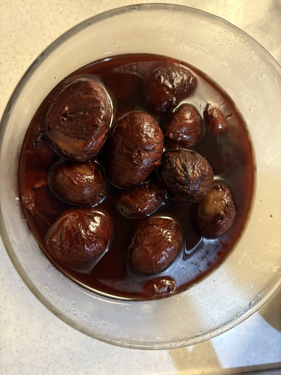 RN_UnderRice's tweet photo. 栗のテリーヌ🌰

2日間かけて、栗をテリーヌまで進化！！
（生栗→剥き栗→渋皮煮→栗のテリーヌ） https://t.co/ElUQSRzTfp