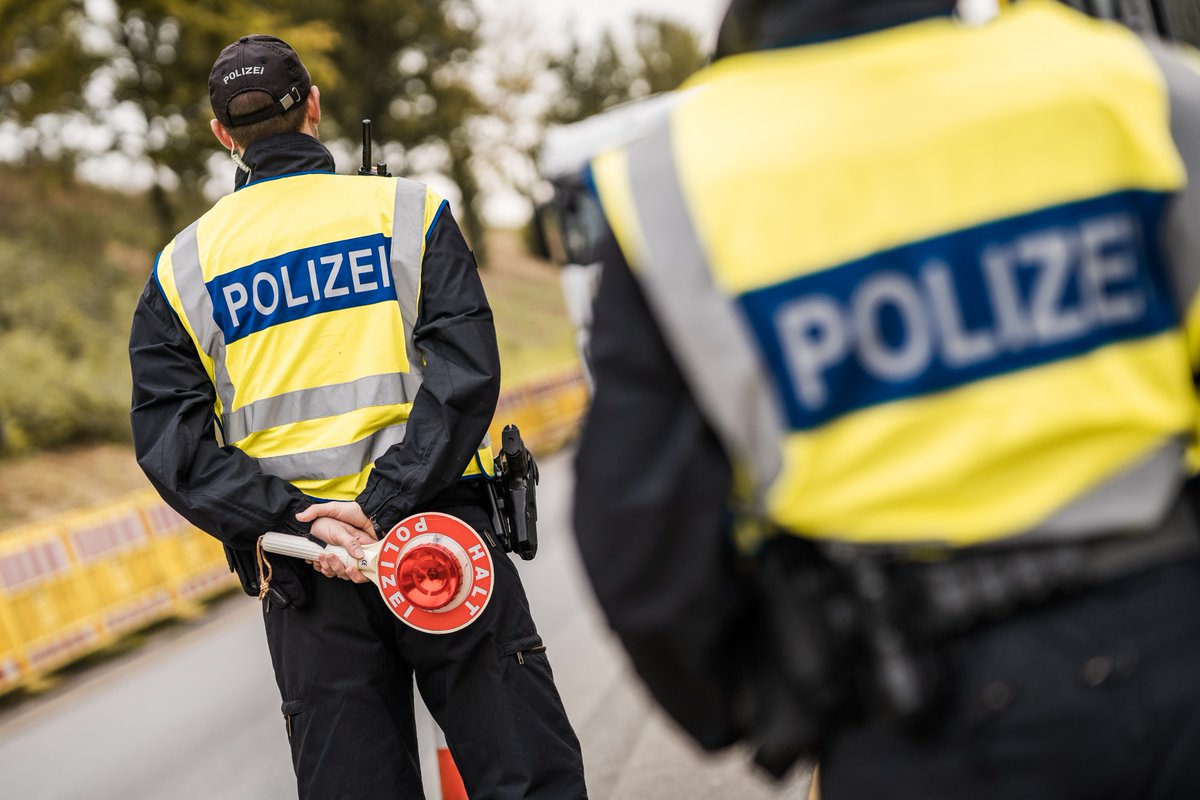 bpol_by's tweet photo. Die #Bundespolizei hat bei #Grenzkontrollen an der B2 nahe #Mittenwald drei mutmaßliche #Schleuser gefasst. Ein Albaner, ein Pakistaner und ein Guinea-Bissauer beförderten jeweils mittels Pkw mehrere Migranten, die nicht über die erforderlichen Einreisepapiere verfügten. *RO https://t.co/buR05Layam