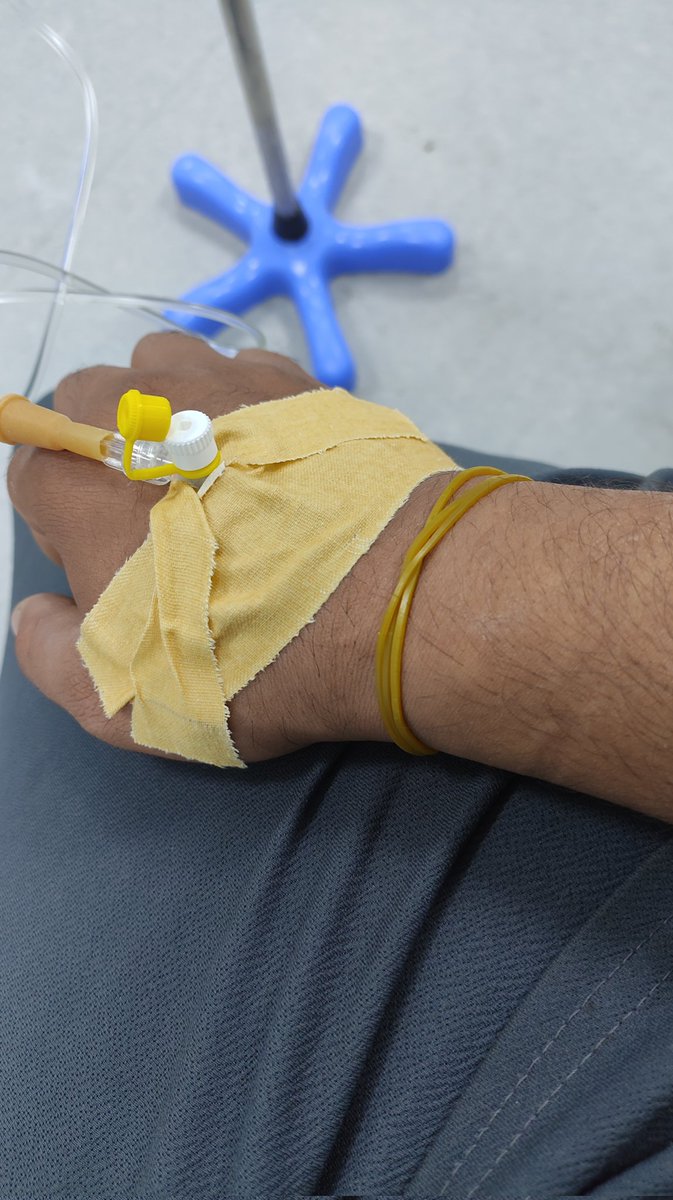 UMU_VVV's tweet image. الليلة اموت .. الليلة .. اخر ليلة ...
الغيم مد يده اعله راسي
والمطر شد حيله
الليلة كَطرات العمر ناكَوط حب سهران 
يمه !! دخيلج !!! اترجاج !!
ضميني بسواد الشيله 
الليلة ليله !!!
هد عليه الليل بخيول الظلام
منين اجيب الحيل ويرد خيله ...
( الحمد لله  ) 
#انكسار
#كاظم_اسماعيل_الكاطع