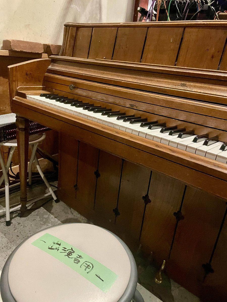 半月酒場〜月の裏道〜@愛知K.D ハポン -空き地-
高い天井のあったかい響き、演奏と合わさる電車の音、楽しい思い出のハポンにまた来れた！2階から音が降ってくる一体感とわくわく感楽しさったら！ツタさん手元かぶりつき席は息をのむ光景で藍坊主の音がすぐそこで鳴っていていまも夢見心地🎹小梅太夫