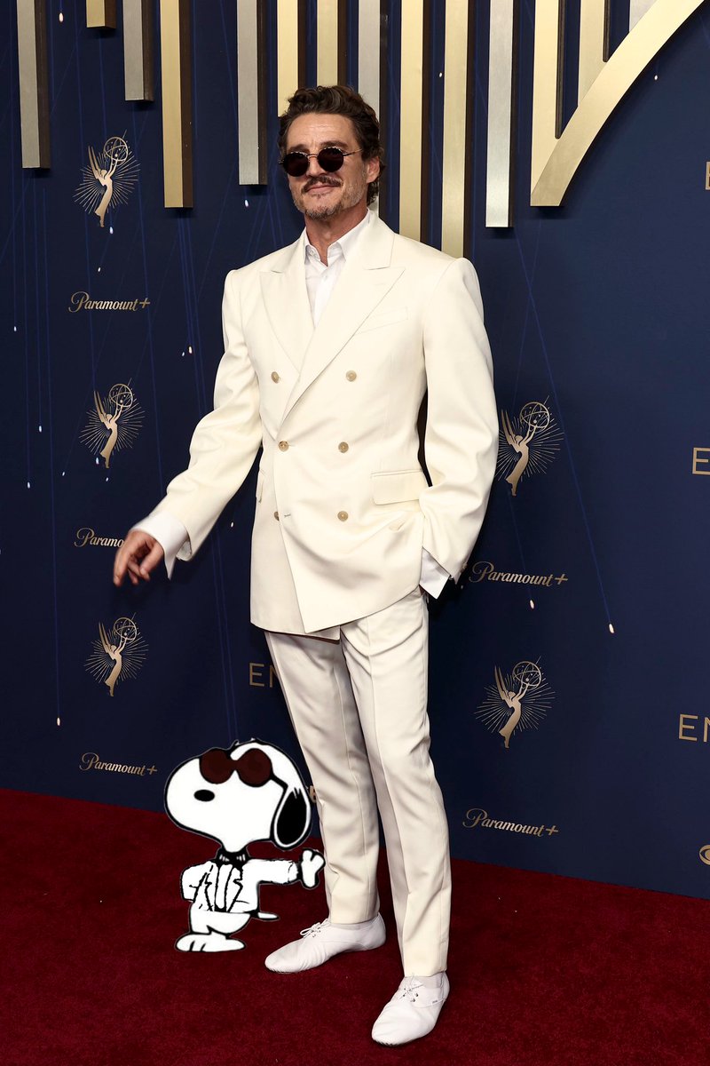 Pedro Pascal and Snoopy stuns at the #Emmys