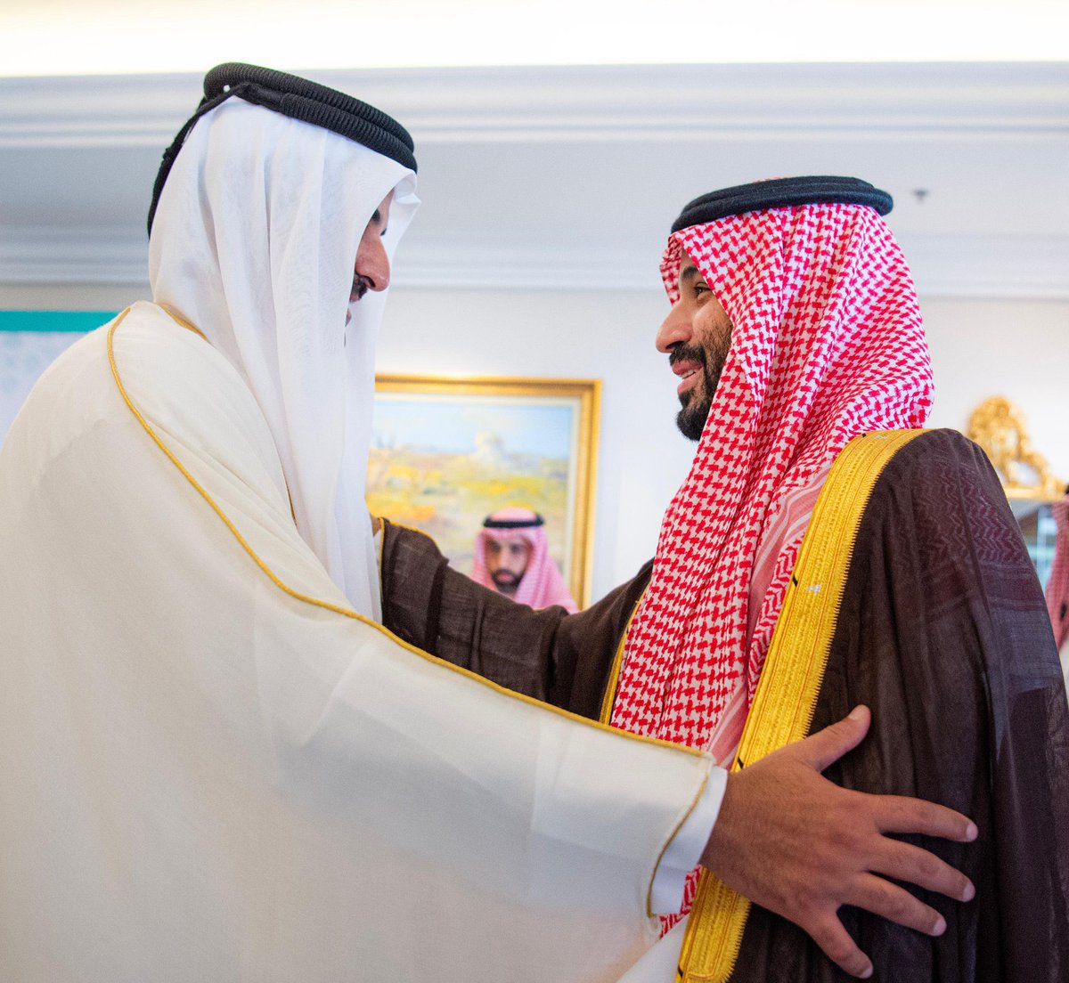 لحبّك صدور البشر دون بيبان
وغلاك بقلوب المخاليق مزلول

اسمك مع العربان في كلّ لاوطان
على "ونعم" محمّلينه ومنقول
🇸🇦 🇶🇦