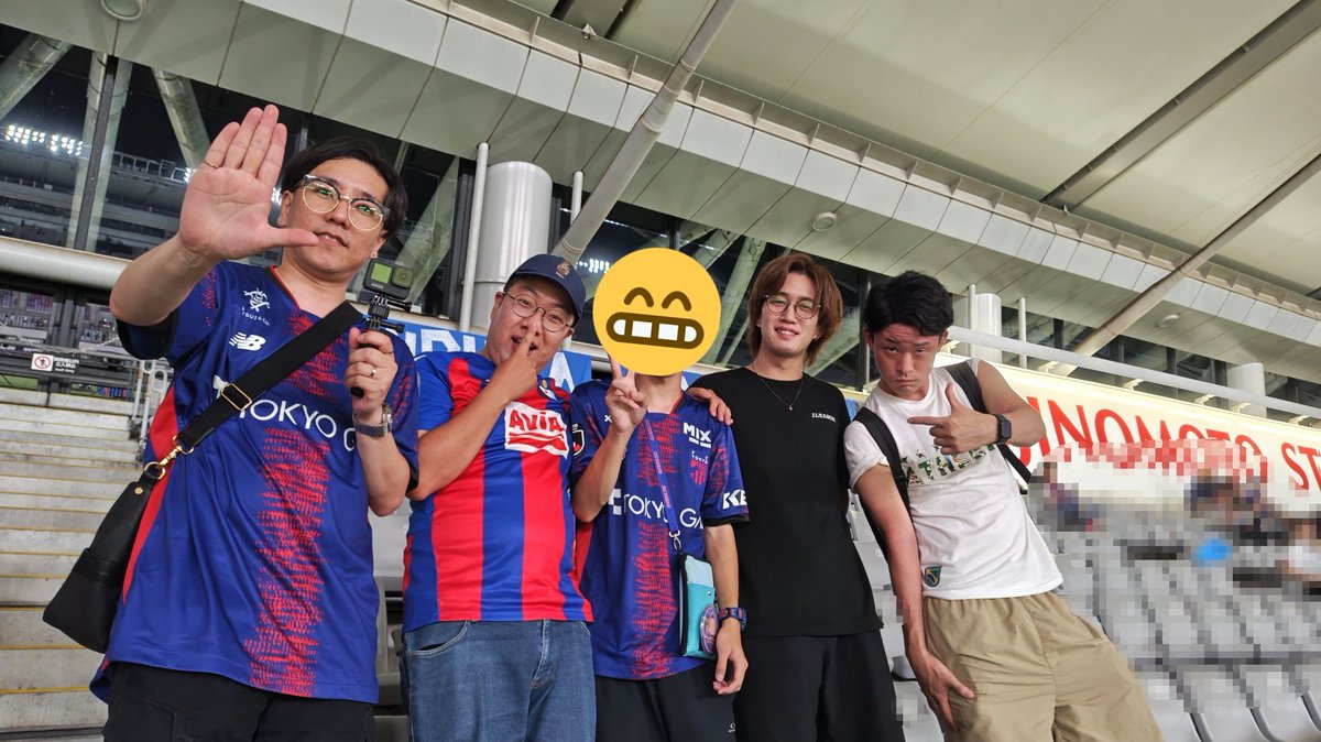 FCTOKYO1999_39's tweet photo. 試合後Jリーグ元気チャンネルの4人と✌🏻
皆さん神対応ありがとうございました！！
Jリーグ元気チャンネル、本当に面白いので皆さんに是非見てほしい...！！
@SC37564 @dayoshi_dayoshi 
@pes_hyuga @000verdiego https://t.co/CSzQGUMhZl