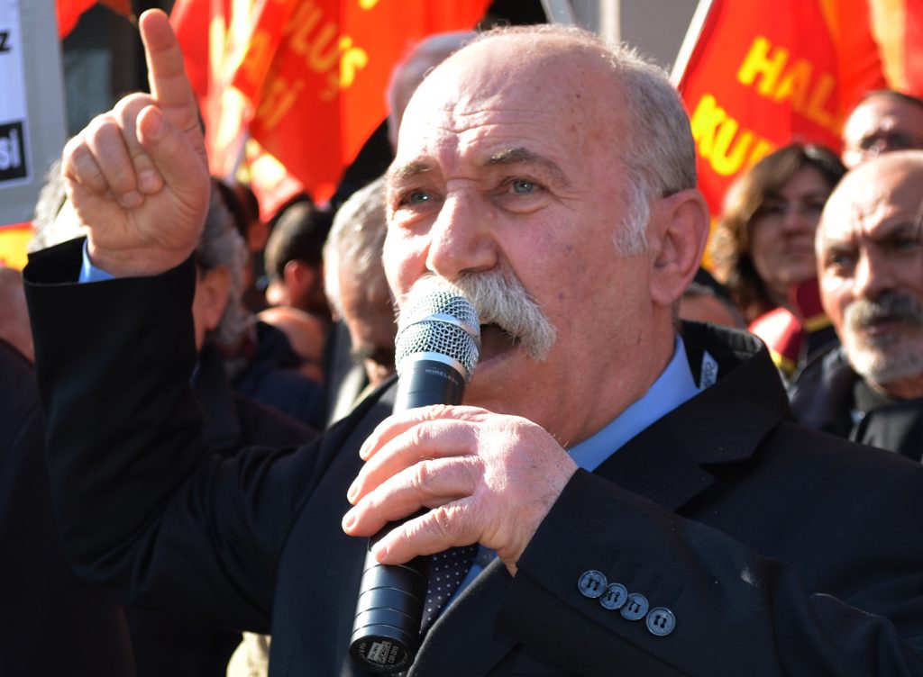 Basına ve Kamuoyuna:

Genel Başkan'ımızın hukuksuz şekilde gözaltına alınarak tutuklama talebiyle Sulh Ceza Hakimliğine sevk edilmesini protesto etmek üzere bugün saat 17.00'den itibaren Çağlayan Adliyesi önünde buluşuyoruz. 

Devrimci ve ilerici değerlerden, haktan, hukuktan,