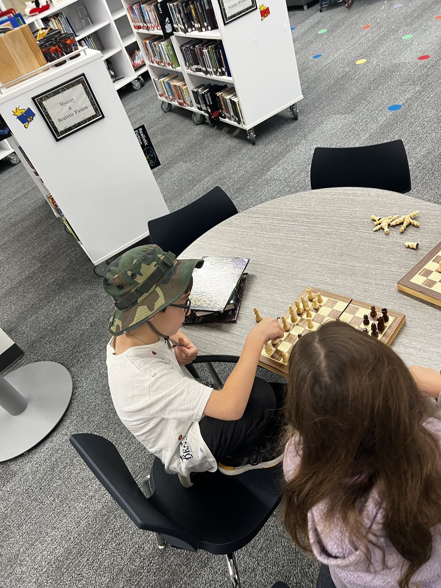 3rd grade getting creative and using problem solving skills in Makerspace! #DESisBEST