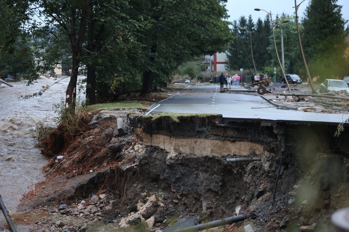 Alicja322's tweet image. #EchoHistorii 
#Powódź2024 
Woda zalała 749 miejscowości, niszcząc domy, infrastrukturę i dobytek tysięcy rodzin. Bilans tragedii – aż 9 osób straciło życie, 890 mieszkańców nie mogło wrócić do swoich domów po ustąpieniu wody.
&quot;Prognozy nie były przesadnie alarmujące&quot; - Tusk.