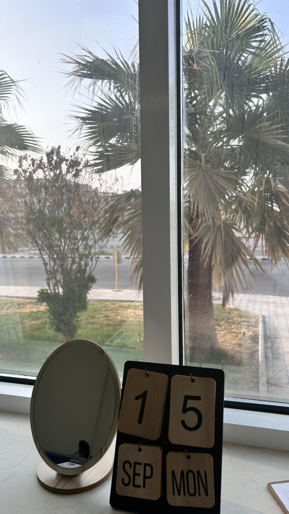 صباح الخير ..خلال مروري على المرضى قابلت مريضة قالت لي: انتي تفتحين النفس والشهية كلمات بسيطة لكنها عكست قد إيش الابتسامة والحديث الهادئ يغيرون حالة المريض،بدأت تاكل بعد ما كانت منسدة نفسها، ولحظتها حسّيت بعظمة مهنتنا.. الدعم الاجتماعي والنفسي فعلًا يفرق كثير وأسعدتني كلماتها❤️