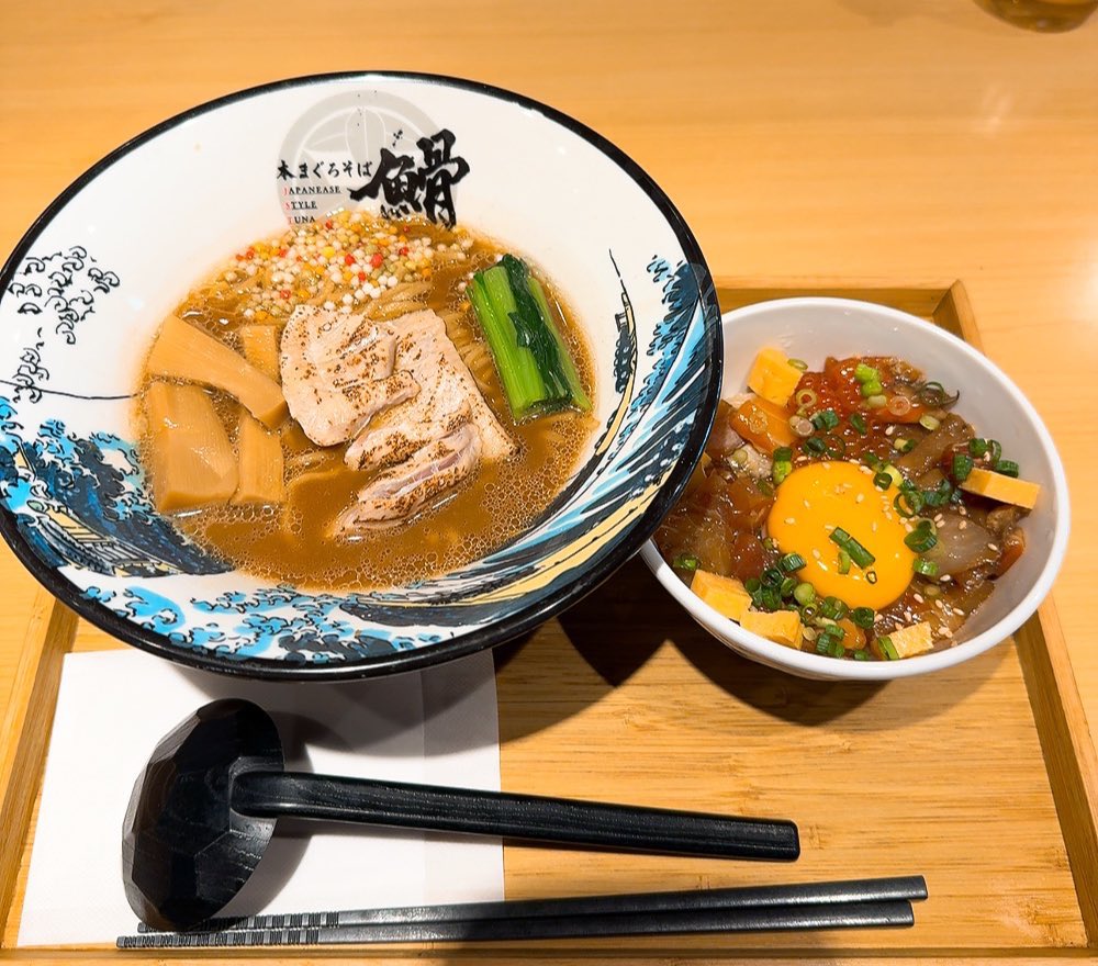 この辺のお店はわりとどこも高くて比較的手頃なこちらのお店へ。スープ飲んだらあまりに鮪！魚介系好きな人は好きだと思う。丼のヅケ、思ってたより量が乗っててよい！程よい量。

本まぐろそば 䱻(豊洲)／2025.09.13
本まぐろそばとヅケ小丼のセット