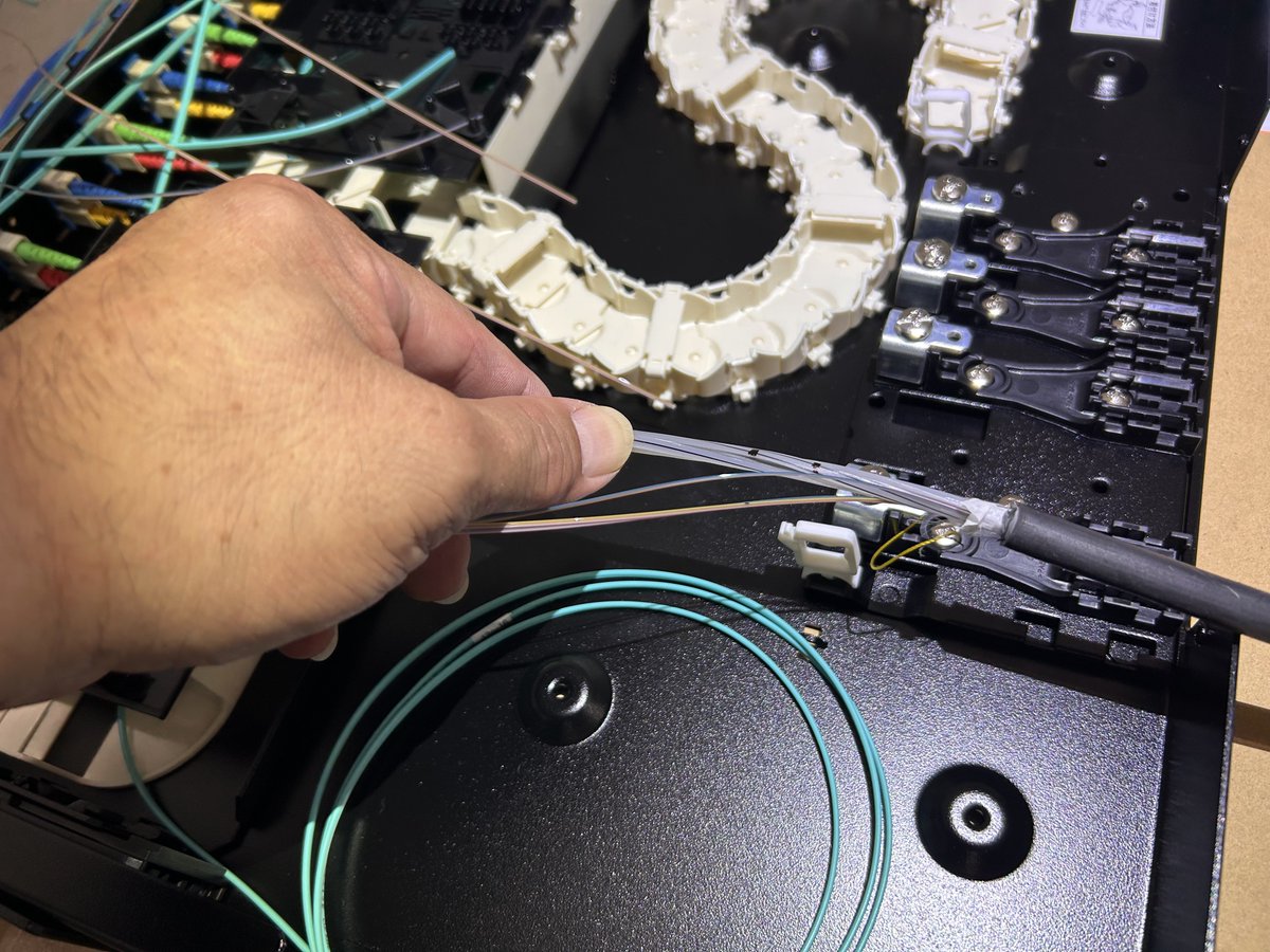 Gunji_NV350's tweet image. 前泊の甲斐もあり、17時きっかりに試験まで完了‼️究極の現場だったぜ🤣
#光ケーブル
#融着
#計64芯て昨日聞いたwww