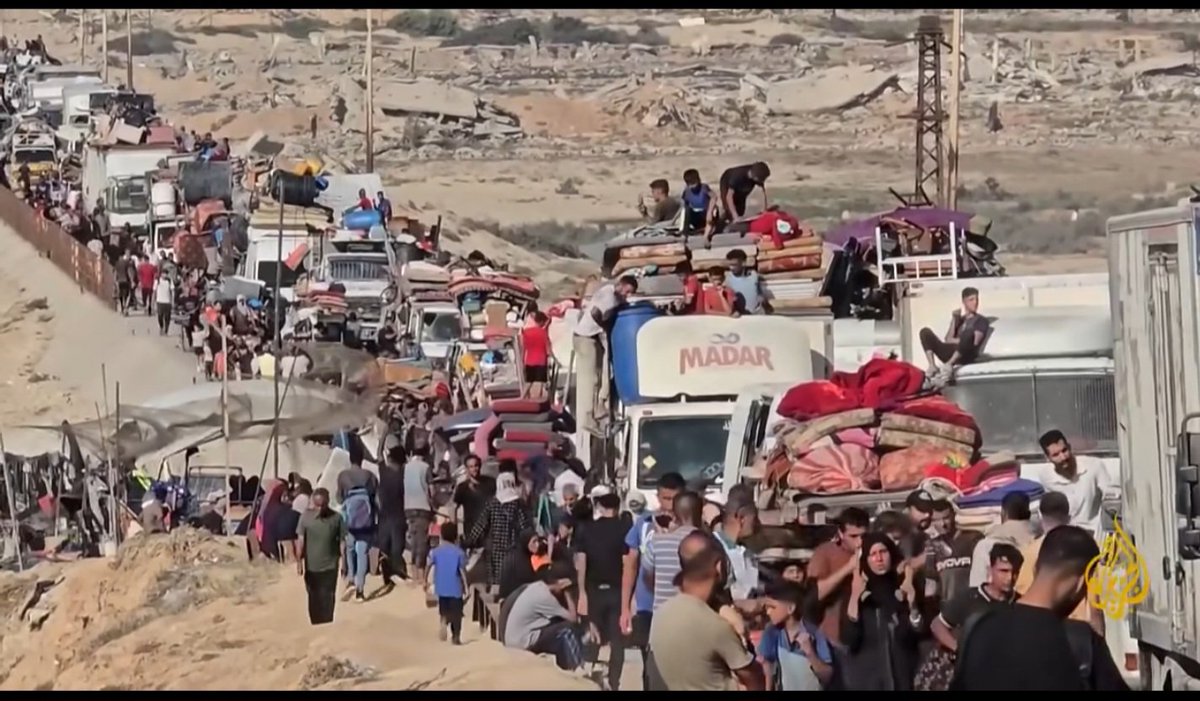🔴 النازحون عطشى وجوعى… والمستشفيات تلفظ أنفاسها

آلاف الشيوخ والنساء والأطفال والمرضى يسيرون في قوافل نزوح على أقدام متشققة ومركبات متهالكة، يحملون بعض الأواني والملابس والأغطية.

عطش شديد بلا ماء للشرب، يلجأون للتيمم أو ماء البحر للصلاة.

جوع خانق بلا رغيف خبز، ولا يجدون ما