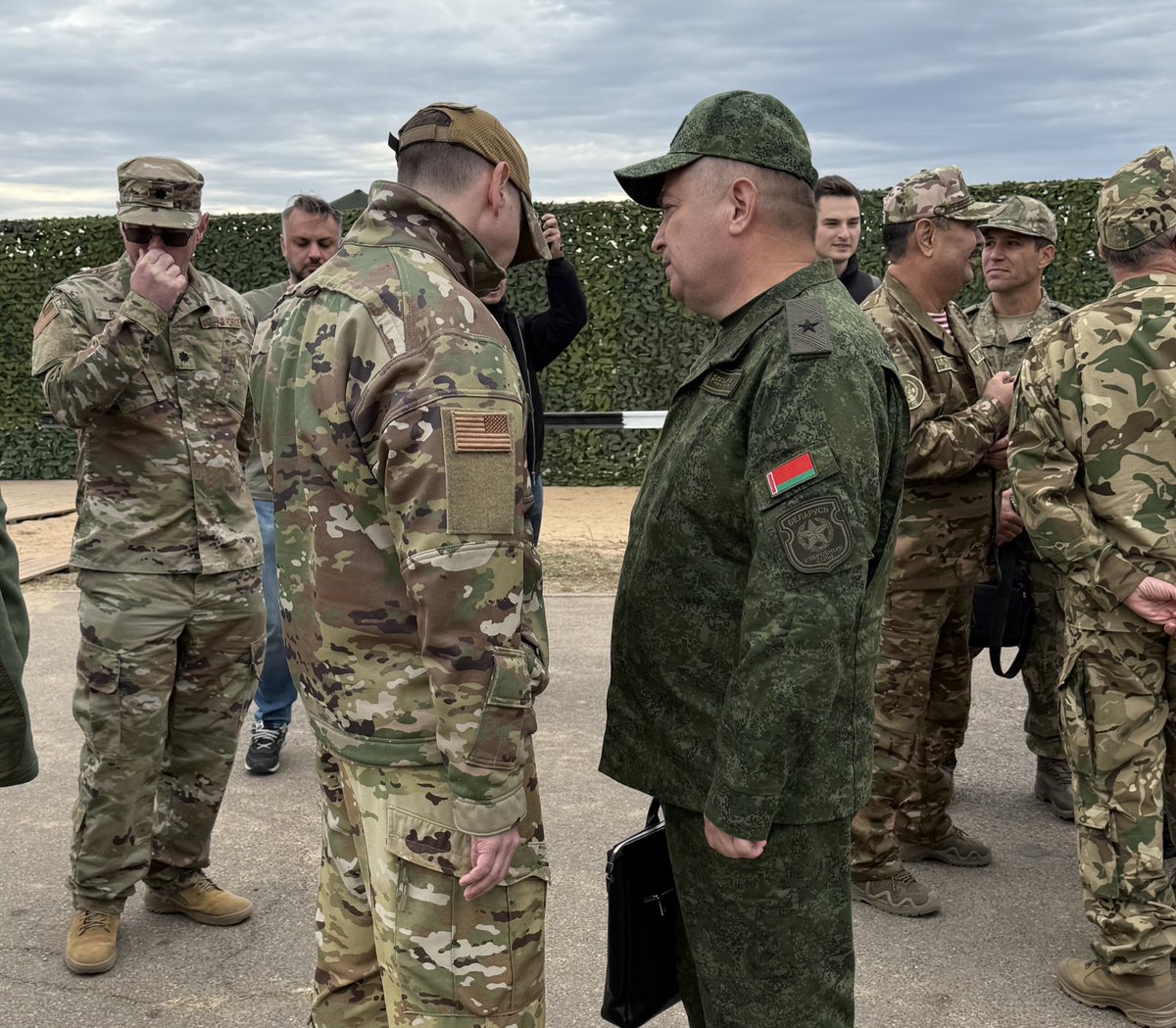 At #Zapad2025, Belarusian and American servicemen stand shoulder to shoulder.

Flags may differ but dialogue speaks louder than confrontation.

#Belarus believes: even in times of tension, the language of respect and openness builds more security than any weapon