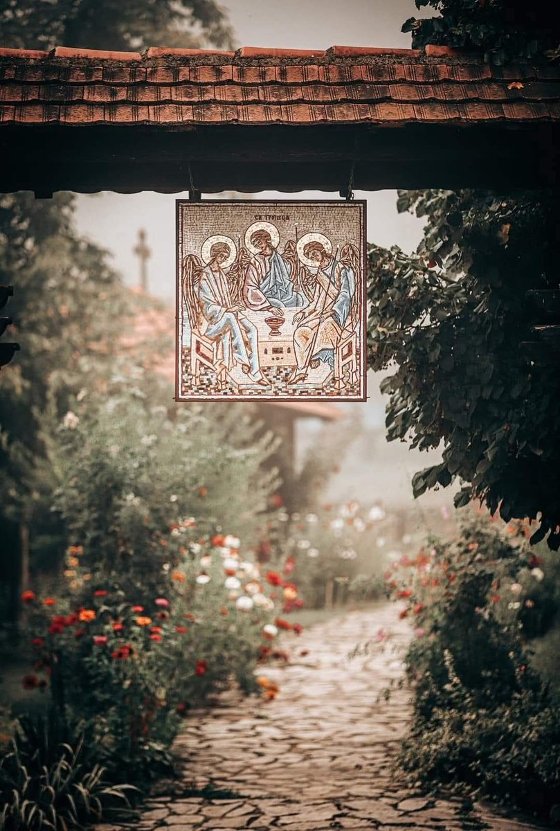 Једног дана ћеш се пробудити и угледати предиван дан. Биће блистав, сунчан и ведар и све ће бити ново, промењено и јасно. Оно што је раније било немогуће постаће једноставно нормално и лако. Не верујеш? Ја верујем!!! И то ускоро. 

Фјодор Михајлович