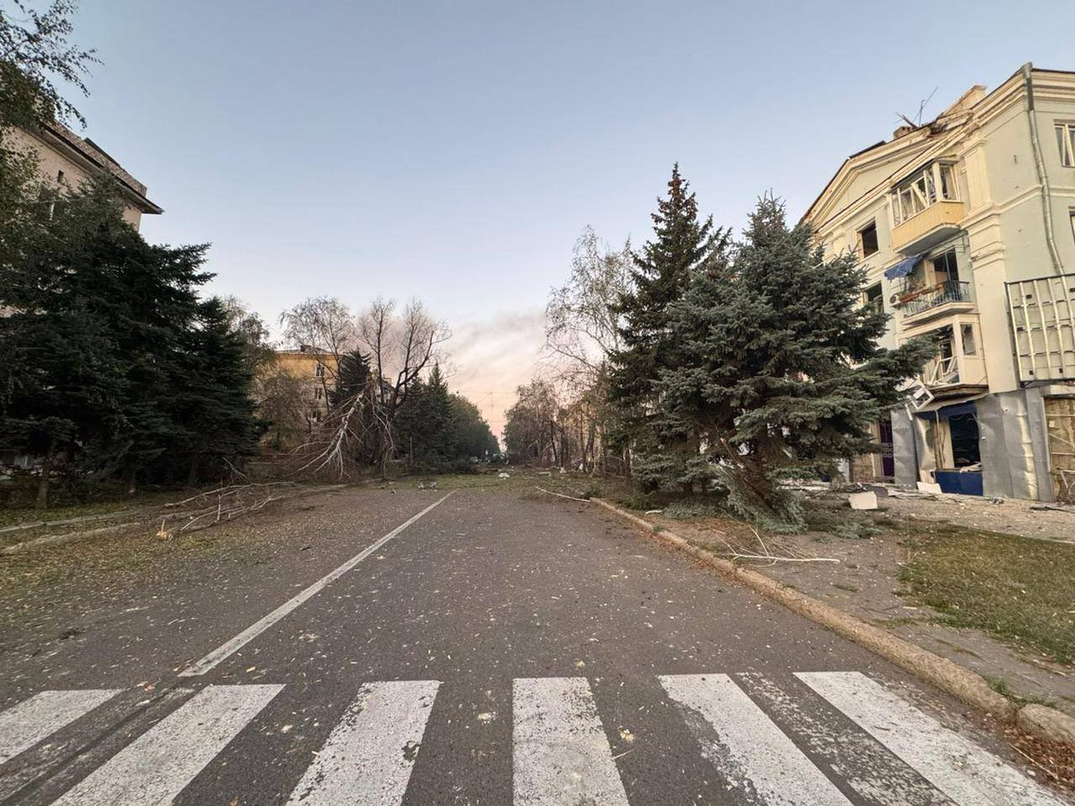 At night, the occupiers struck the central part of Kramatorsk with three FAB-250 bombs. 
Nine people were injured.
Emergency services and utility workers are working at the scene, according to Oleksandr Honcharenko, head of the Kramatorsk city military administration.
