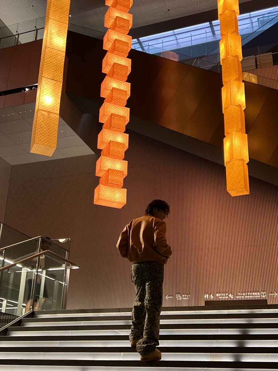 Anpangirl21's tweet image. — [📸] #HOSEOK (Instagram)

🐿️: [Compartió algunas fotografías de su visitando la exposición del artista Lee Gyu Han.]

@BTS_twt