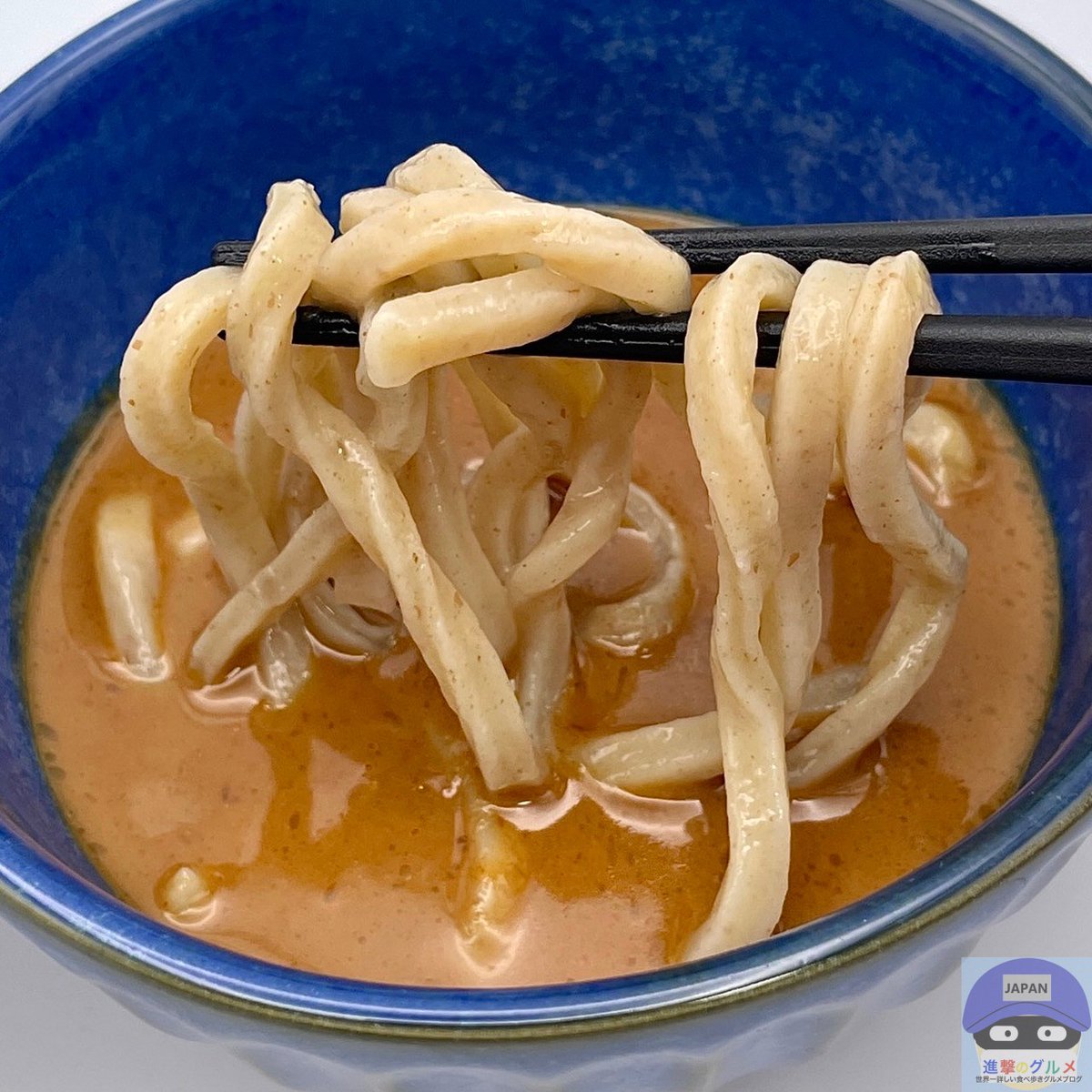 「セブンプレミアム ゴールド 金の濃厚つけめん（429円）」
セブンイレブンの冷凍食品。
人気ラーメン店「中華蕎麦 とみ田」監修、小麦の配合にこだわった全粒粉入りの極太麺に仕上げ、濃厚豚骨魚介スープで味わう一品です。
330gの麺量で食べごたえがあり、別添の柑橘果汁でさっぱりと味変できます。