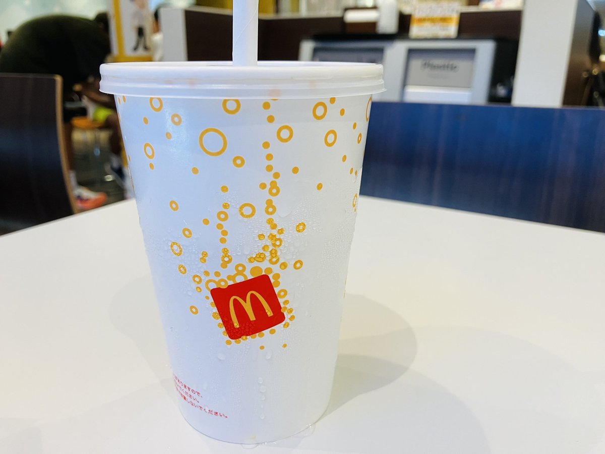 zuke17054533's tweet photo. マックの2階が若い子たちでごった返していて「夏休みも終わったから宿題じゃないよな」なんて不思議に思ってたけど、ああ...、部活引退した3年生が受験モードに切り替わったのか。参考書が眩しい。 https://t.co/MvSmwCGoPf