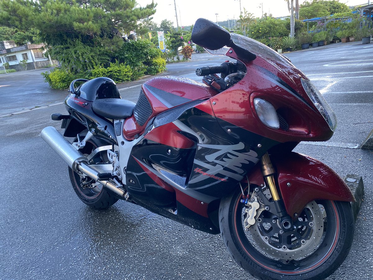 RyukyuRider's tweet image. 沖縄は天気予報が晴れだったとしても
突然のスコールはあります。

それも頻繁に…😅

#隼 #沖縄 #スコール