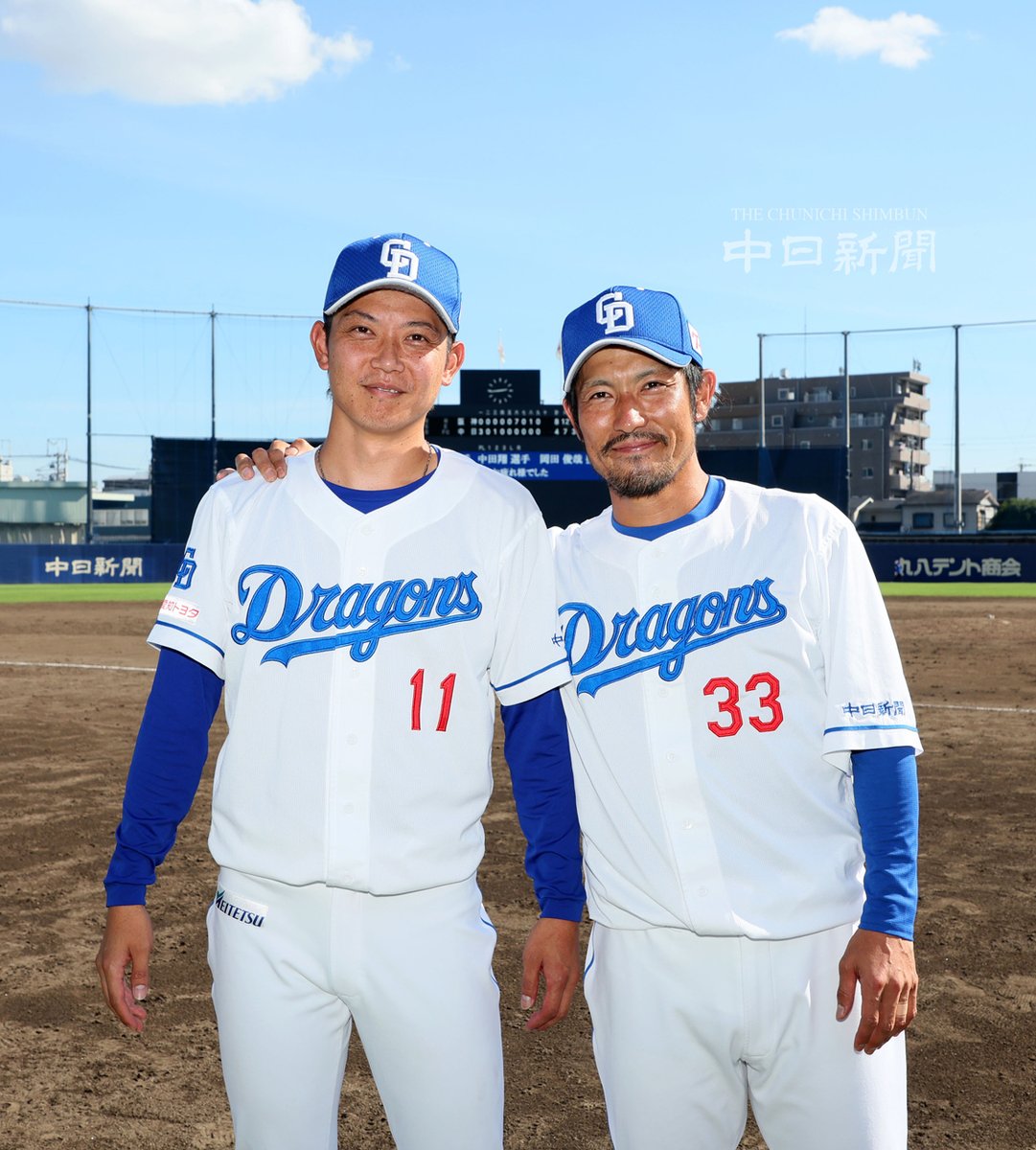 【ドラゴンズ】ナゴヤ球場での登板を終え、グラウンドで笑顔を見せる岡田投手と祖父江投手 #岡田俊哉 #祖父江大輔 #中日新聞 #中日スポーツ