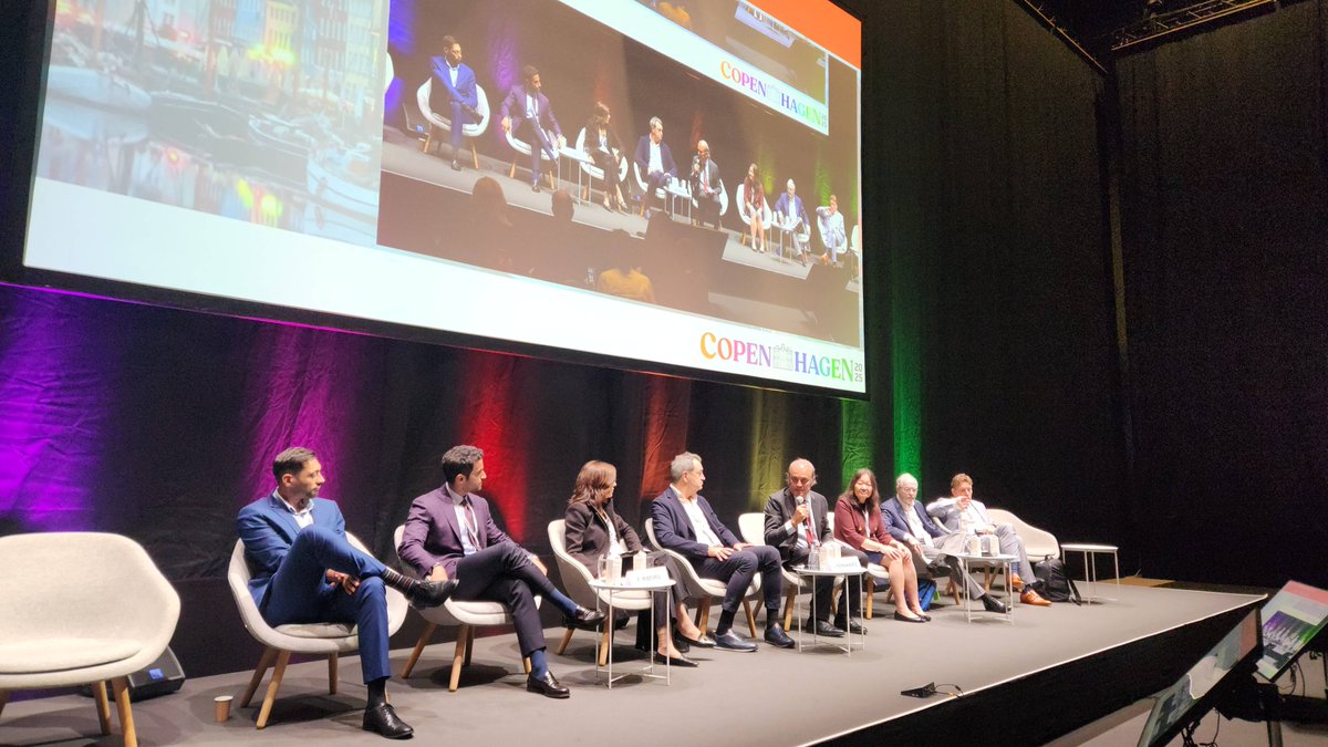 There is still time to join us at Critical Reading of Scientific Articles in session room D4!

Joaquín Fernández is just now beginning his presentation on Critical Reading of Simultaneous Vision IOL Studies. Stick around until the end for a special panel discussion led by Thomas