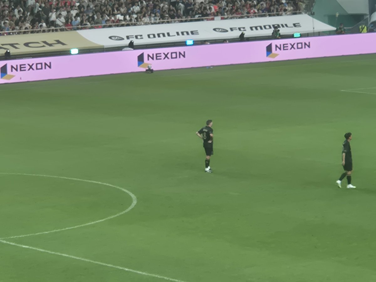 선수 제라드의 안필드 경기를 보는 게 버킷 리스트였지만 과감성의 부족으로 실패

그 이후 안필드는 갔지만 선수 제라드는 이미 은퇴한 이후

아쉬운 마음에 감독 제라드라도 보려고 멜우드에 아카데미 경기를 보러 갔던 나

안필드가 아닌 한국에서 선수 제라드의 경기를 볼 줄이야

반가웠어요 캡틴