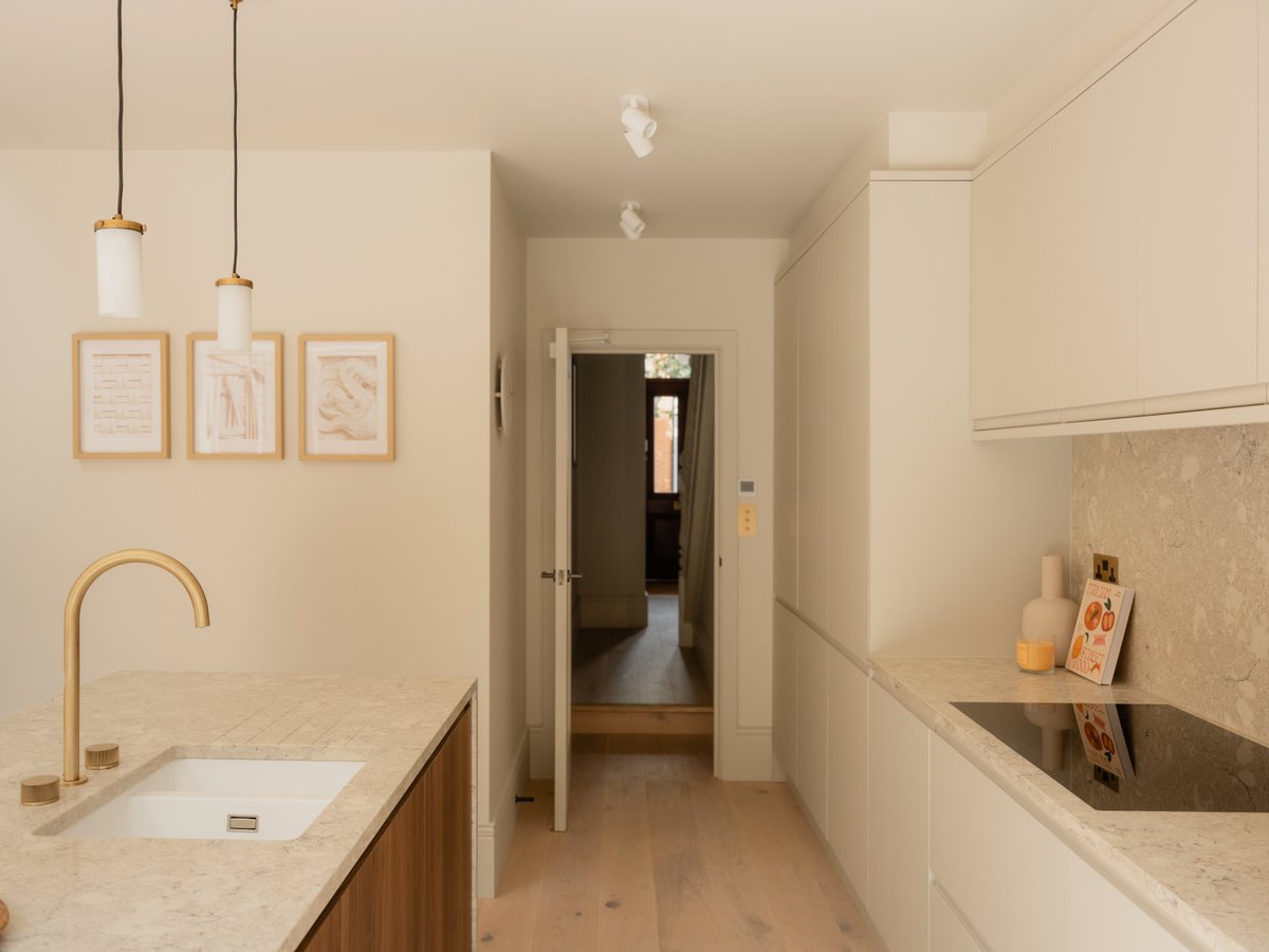 OakleyProducts's tweet image. Proud to supply the stunning Decka Plank Nebraska engineered wooden floor for this modern kitchen ✨ Durable, timeless, and perfect for any design vision. 🌿 #OakleyProducts #DeckaPlank #InteriorDesign