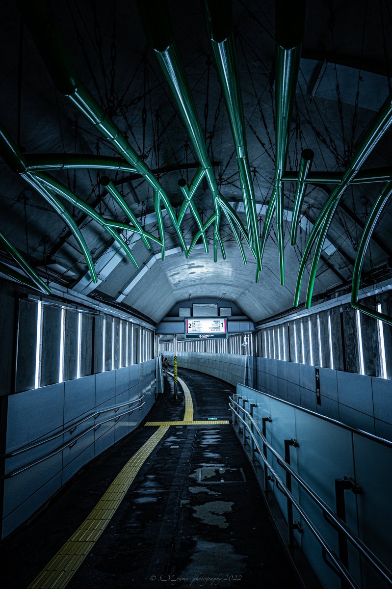 ゲームに出てきそうな地下鉄の通路